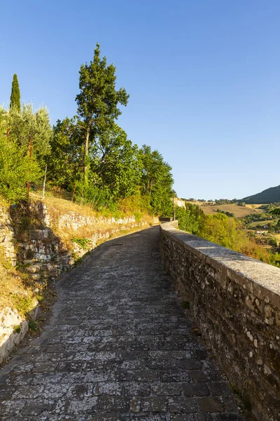 Marche bölgesinde, Ancona ilindeki Serra San Quirico kasabasının manzarası.