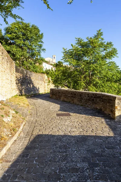 Marche bölgesinde, Ancona ilindeki Serra San Quirico kasabasının manzarası.
