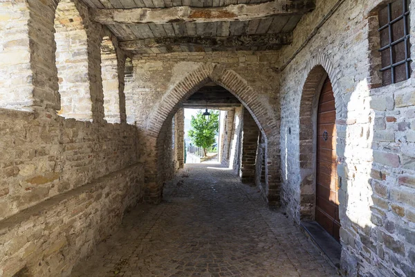Marche bölgesinde, Ancona ilindeki Serra San Quirico kasabasının manzarası.