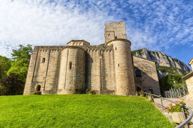 San Vittore alle Chiuse. Katolik manastırı ve kilise. Yapı 1011 yılından beri biliniyor. Ponte Romano. Küçük bir nehrin üzerindeki Roma köprüsü. İtalya. Marş. Ancona. 