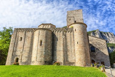San Vittore alle Chiuse. Katolik manastırı ve kilise. Yapı 1011 yılından beri biliniyor. Ponte Romano. Küçük bir nehrin üzerindeki Roma köprüsü. İtalya. Marş. Ancona. 