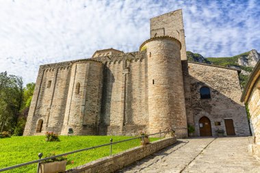 San Vittore alle Chiuse. Katolik manastırı ve kilise. Yapı 1011 yılından beri biliniyor. Ponte Romano. Küçük bir nehrin üzerindeki Roma köprüsü. İtalya. Marş. Ancona. 