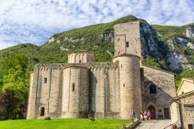 San Vittore alle Chiuse. Katolik manastırı ve kilise. Yapı 1011 yılından beri biliniyor. Ponte Romano. Küçük bir nehrin üzerindeki Roma köprüsü. İtalya. Marş. Ancona. 