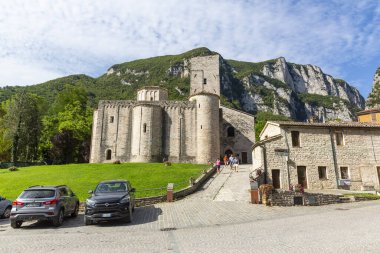 FRASASSI, İtalya, 8 Ağustos 2021 San Vittore Alle Chiuse. Katolik manastırı ve kilise. Yapı 1011 yılından beri biliniyor. Ponte Romano. Küçük bir nehrin üzerindeki Roma köprüsü. İtalya. Marş. Ancona. 