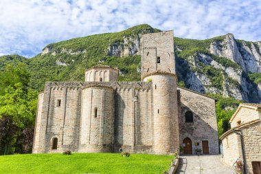San Vittore alle Chiuse. Katolik manastırı ve kilise. Yapı 1011 yılından beri biliniyor. Ponte Romano. Küçük bir nehrin üzerindeki Roma köprüsü. İtalya. Marş. Ancona. 