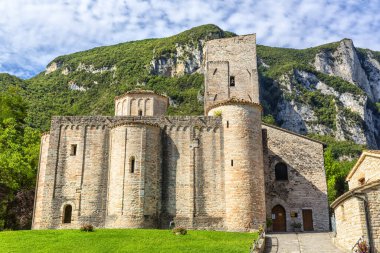 San Vittore alle Chiuse. Katolik manastırı ve kilise. Yapı 1011 yılından beri biliniyor. Ponte Romano. Küçük bir nehrin üzerindeki Roma köprüsü. İtalya. Marş. Ancona. 