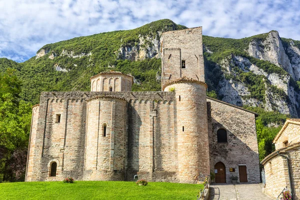 San Vittore alle Chiuse. Katolik manastırı ve kilise. Yapı 1011 yılından beri biliniyor. Ponte Romano. Küçük bir nehrin üzerindeki Roma köprüsü. İtalya. Marş. Ancona. 