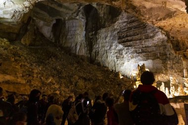 Frasassi mağaralarının güzel manzarası, Grotte di Frasassi, İtalya 'daki dev bir karst mağara sistemi. Marş, İtalya