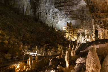 Frasassi mağaralarının güzel manzarası, Grotte di Frasassi, İtalya 'daki dev bir karst mağara sistemi. Marş, İtalya