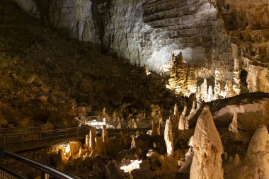 Frasassi mağaralarının güzel manzarası, Grotte di Frasassi, İtalya 'daki dev bir karst mağara sistemi. Marş, İtalya