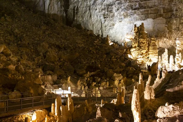 Frasassi mağaralarının güzel manzarası, Grotte di Frasassi, İtalya 'daki dev bir karst mağara sistemi. Marş, İtalya