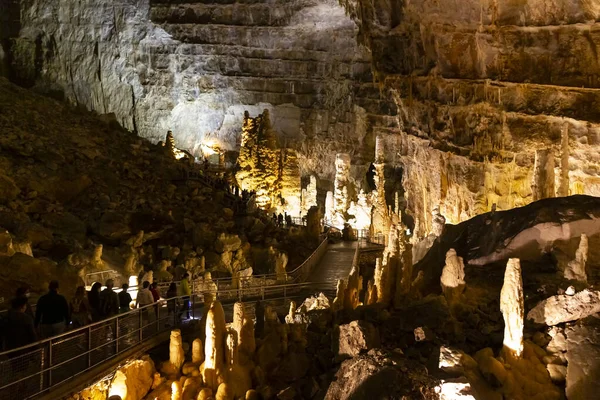 Frasassi mağaralarının güzel manzarası, Grotte di Frasassi, İtalya 'daki dev bir karst mağara sistemi. Marş, İtalya