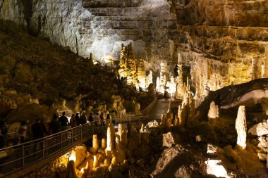 Frasassi mağaralarının güzel manzarası, Grotte di Frasassi, İtalya 'daki dev bir karst mağara sistemi. Marş, İtalya