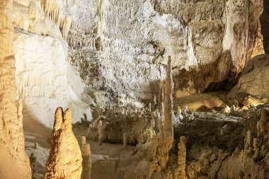 Frasassi mağaralarının güzel manzarası, Grotte di Frasassi, İtalya 'daki dev bir karst mağara sistemi. Marş, İtalya