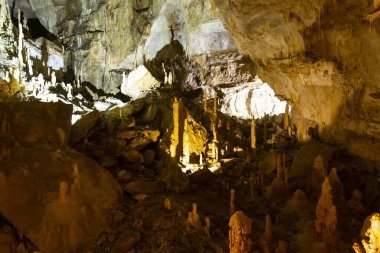 Frasassi mağaralarının güzel manzarası, Grotte di Frasassi, İtalya 'daki dev bir karst mağara sistemi. Marş, İtalya