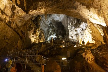 Frasassi mağaralarının güzel manzarası, Grotte di Frasassi, İtalya 'daki dev bir karst mağara sistemi. Marş, İtalya