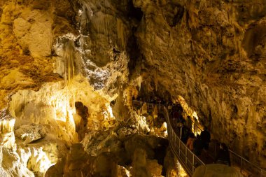 Frasassi mağaralarının güzel manzarası, Grotte di Frasassi, İtalya 'daki dev bir karst mağara sistemi. Marş, İtalya