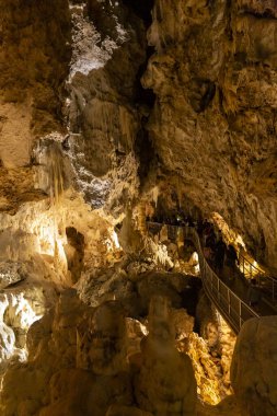 Frasassi mağaralarının güzel manzarası, Grotte di Frasassi, İtalya 'daki dev bir karst mağara sistemi. Marş, İtalya