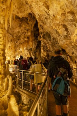 Frasassi mağaralarının güzel manzarası, Grotte di Frasassi, İtalya 'daki dev bir karst mağara sistemi. Marş, İtalya