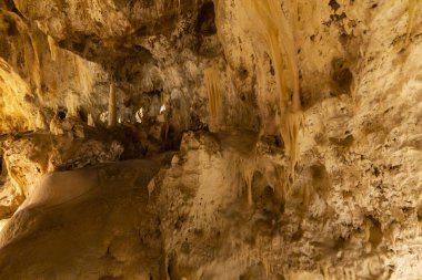 Frasassi mağaralarının güzel manzarası, Grotte di Frasassi, İtalya 'daki dev bir karst mağara sistemi. Marş, İtalya