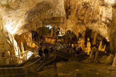 Frasassi mağaralarının güzel manzarası, Grotte di Frasassi, İtalya 'daki dev bir karst mağara sistemi. Marş, İtalya