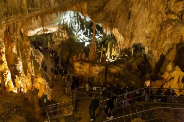 Frasassi mağaralarının güzel manzarası, Grotte di Frasassi, İtalya 'daki dev bir karst mağara sistemi. Marş, İtalya
