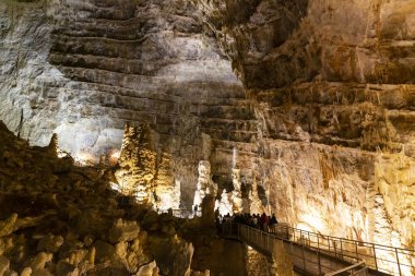 Frasassi mağaralarının güzel manzarası, Grotte di Frasassi, İtalya 'daki dev bir karst mağara sistemi. Marş, İtalya