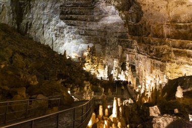 Frasassi mağaralarının güzel manzarası, Grotte di Frasassi, İtalya 'daki dev bir karst mağara sistemi. Marş, İtalya