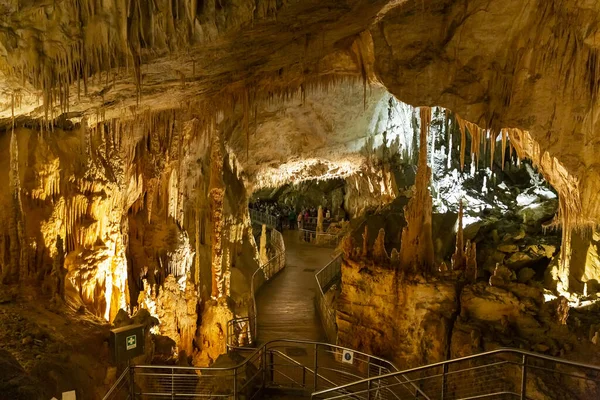 Frasassi mağaralarının güzel manzarası, Grotte di Frasassi, İtalya 'daki dev bir karst mağara sistemi. Marş, İtalya