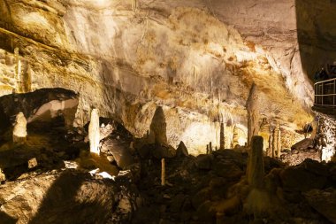 Frasassi mağaralarının güzel manzarası, Grotte di Frasassi, İtalya 'daki dev bir karst mağara sistemi. Marş, İtalya