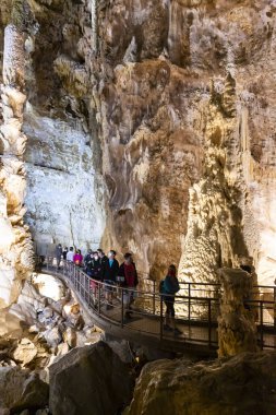 Frasassi mağaralarının güzel manzarası, Grotte di Frasassi, İtalya 'daki dev bir karst mağara sistemi. Marş, İtalya