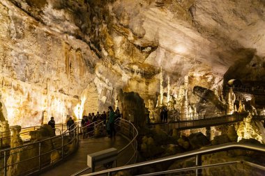 Frasassi mağaralarının güzel manzarası, Grotte di Frasassi, İtalya 'daki dev bir karst mağara sistemi. Marş, İtalya