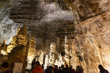 Frasassi mağaralarının güzel manzarası, Grotte di Frasassi, İtalya 'daki dev bir karst mağara sistemi. Marş, İtalya