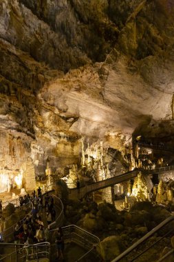 Frasassi mağaralarının güzel manzarası, Grotte di Frasassi, İtalya 'daki dev bir karst mağara sistemi. Marş, İtalya