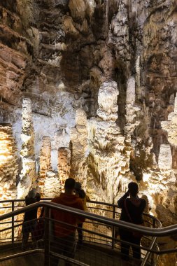 Frasassi mağaralarının güzel manzarası, Grotte di Frasassi, İtalya 'daki dev bir karst mağara sistemi. Marş, İtalya