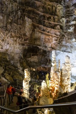 Frasassi mağaralarının güzel manzarası, Grotte di Frasassi, İtalya 'daki dev bir karst mağara sistemi. Marş, İtalya