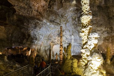Frasassi mağaralarının güzel manzarası, Grotte di Frasassi, İtalya 'daki dev bir karst mağara sistemi. Marş, İtalya