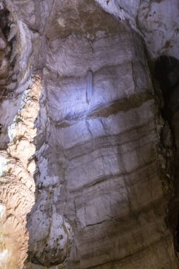 Frasassi mağaralarının güzel manzarası, Grotte di Frasassi, İtalya 'daki dev bir karst mağara sistemi. Marş, İtalya