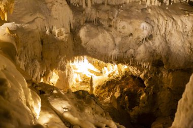 Frasassi mağaralarının güzel manzarası, Grotte di Frasassi, İtalya 'daki dev bir karst mağara sistemi. Marş, İtalya