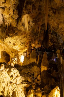Frasassi mağaralarının güzel manzarası, Grotte di Frasassi, İtalya 'daki dev bir karst mağara sistemi. Marş, İtalya
