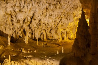 Frasassi mağaralarının güzel manzarası, Grotte di Frasassi, İtalya 'daki dev bir karst mağara sistemi. Marş, İtalya