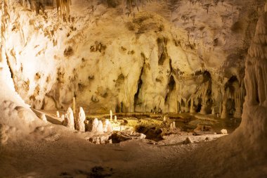 Frasassi mağaralarının güzel manzarası, Grotte di Frasassi, İtalya 'daki dev bir karst mağara sistemi. Marş, İtalya