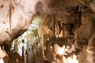 Frasassi mağaralarının güzel manzarası, Grotte di Frasassi, İtalya 'daki dev bir karst mağara sistemi. Marş, İtalya