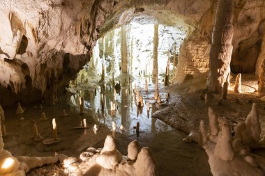 Frasassi mağaralarının güzel manzarası, Grotte di Frasassi, İtalya 'daki dev bir karst mağara sistemi. Marş, İtalya