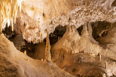 Frasassi mağaralarının güzel manzarası, Grotte di Frasassi, İtalya 'daki dev bir karst mağara sistemi. Marş, İtalya