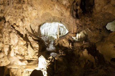 Frasassi mağaralarının güzel manzarası, Grotte di Frasassi, İtalya 'daki dev bir karst mağara sistemi. Marş, İtalya