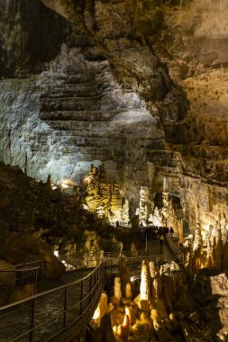 Frasassi mağaralarının güzel manzarası, Grotte di Frasassi, İtalya 'daki dev bir karst mağara sistemi. Marş, İtalya