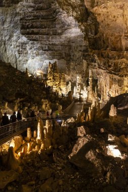Frasassi mağaralarının güzel manzarası, Grotte di Frasassi, İtalya 'daki dev bir karst mağara sistemi. Marş, İtalya