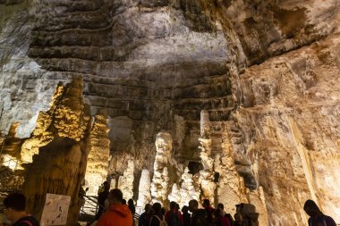 Frasassi mağaralarının güzel manzarası, Grotte di Frasassi, İtalya 'daki dev bir karst mağara sistemi. Marş, İtalya