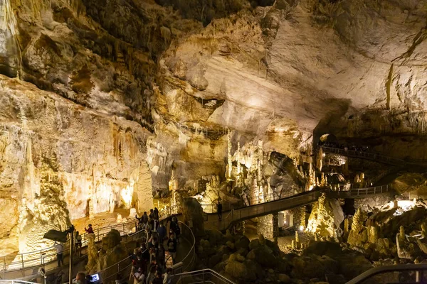 Frasassi mağaralarının güzel manzarası, Grotte di Frasassi, İtalya 'daki dev bir karst mağara sistemi. Marş, İtalya